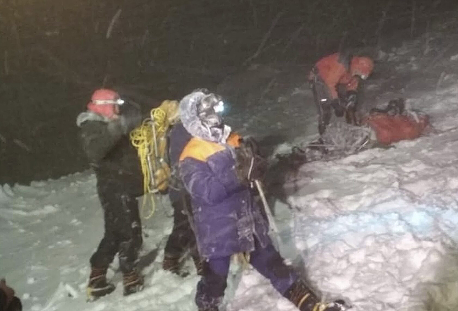 Rescuers on Elbrus attempt to help the Bosnian climbers. Photo: Elbrus High-Mountain Search and Rescue Team/Russian Emergencies Ministry